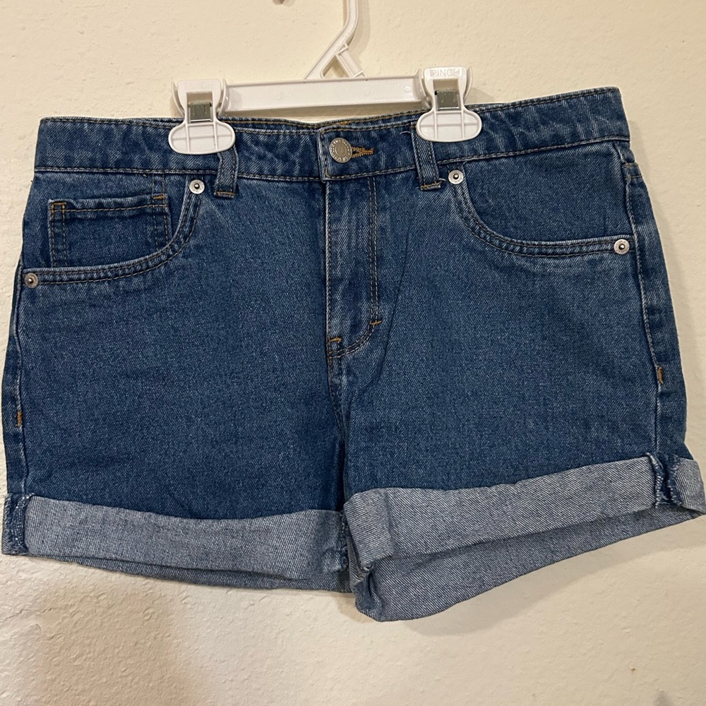 Levi’s Girlfriend Shorty Shorts